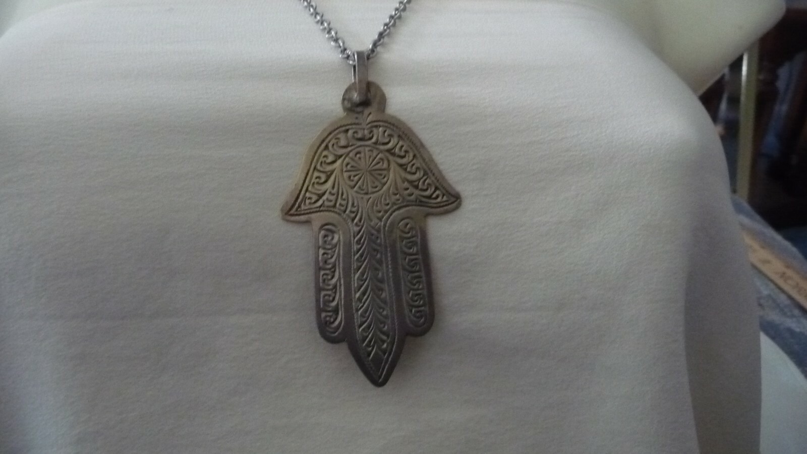 #6/18X vtg costume NECKLACE 11″ SILVER TONE CHAIN w 2 1/2″L ETCHED PENDANT
