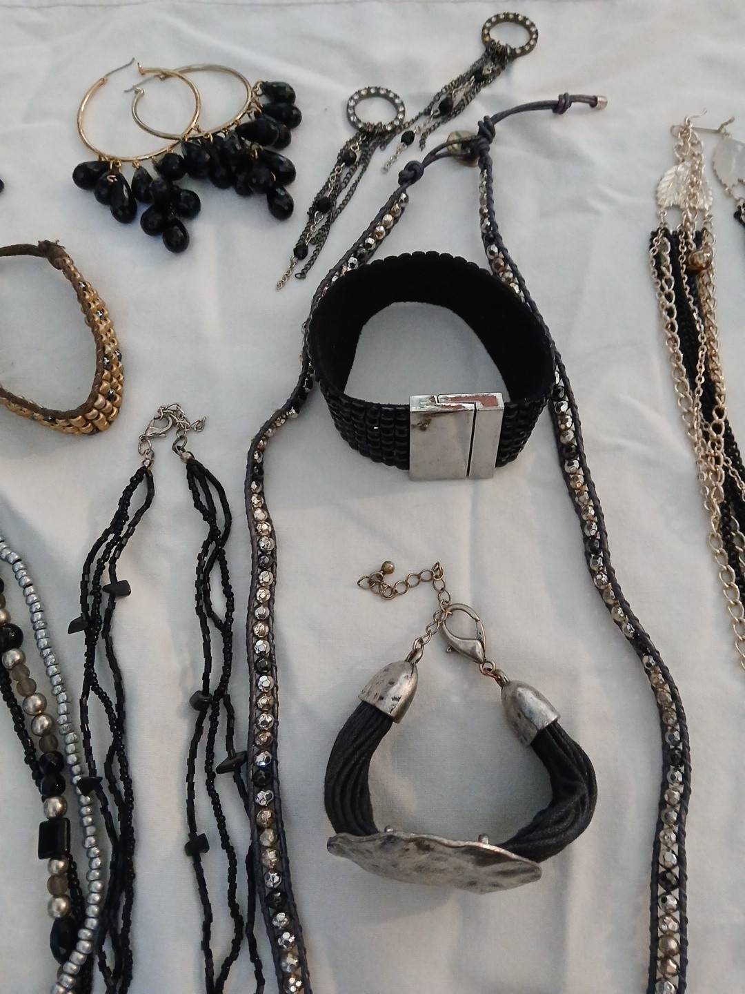 21 Pc jewelry lot Womens Fashion Necklaces Rings Bracelets Earrings Brooches