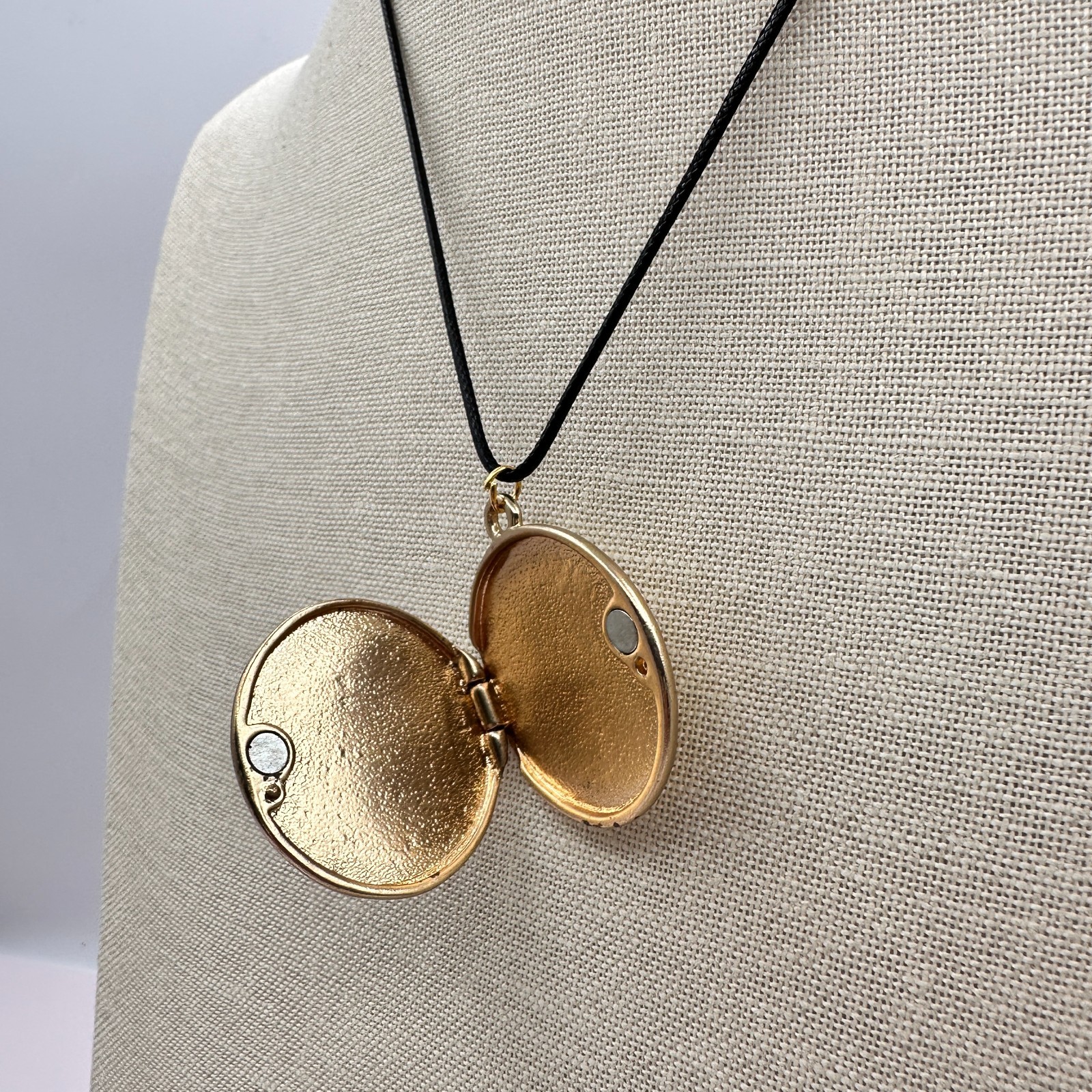 Vintage Y2K Gold Tone Mother of Pearl Pendant Necklace Women’s Classic Jewelry