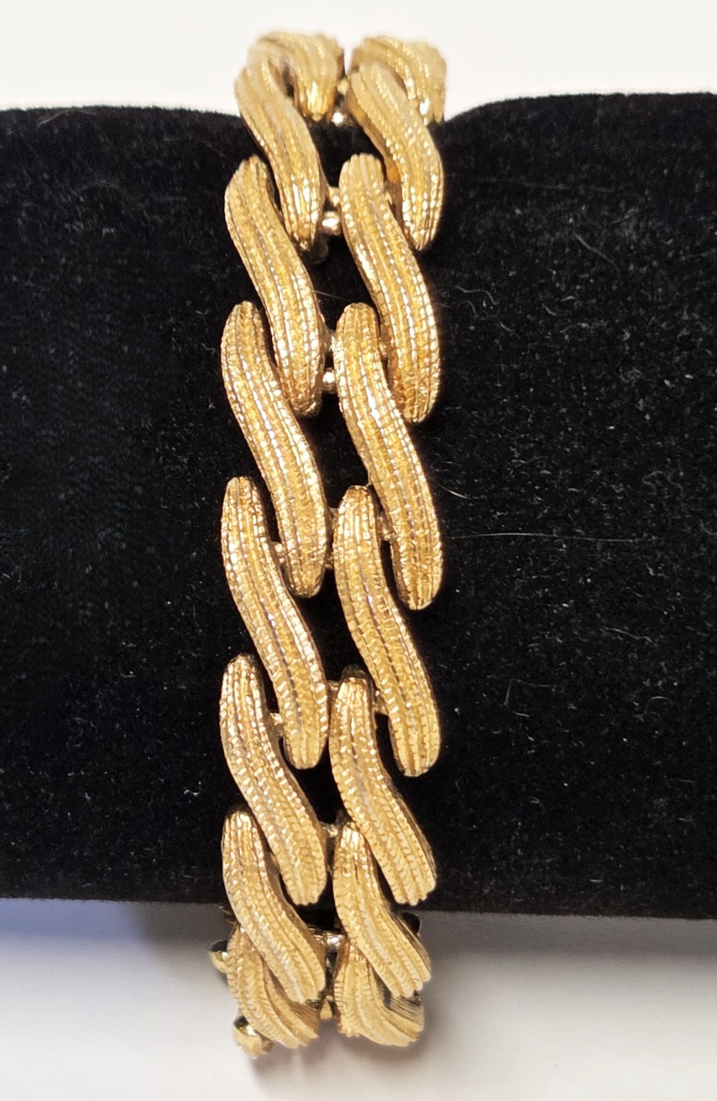 Vtg MONET Textured Wavy Double Row Bracelet 1/2″ w Gold Tone Safety Chain 7.25″