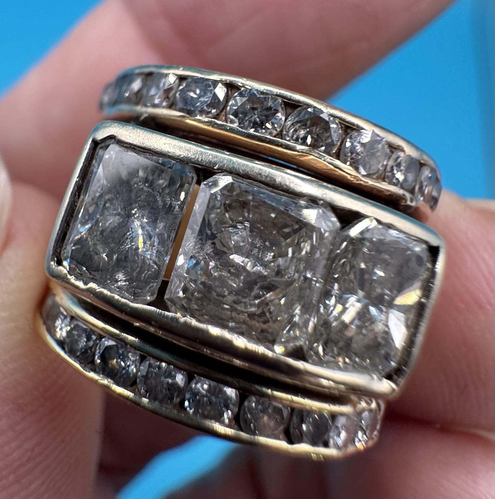Vintage Estate Wide 14k Gold 3 Stone Diamond 3 Tcw & Two Gaurd 23 Stones Ring