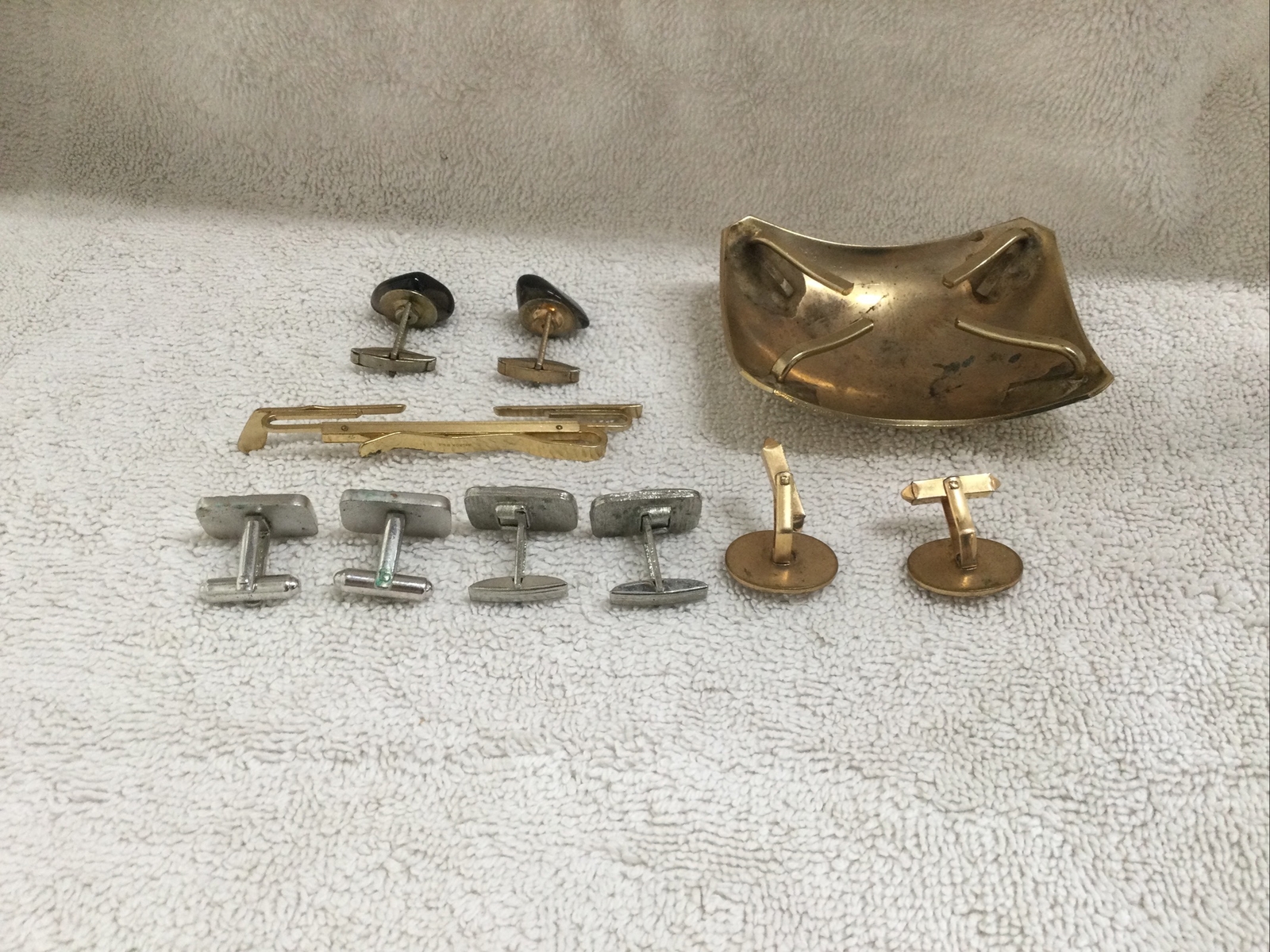 mens tie clip, cuff links, belt buckle lot (k)