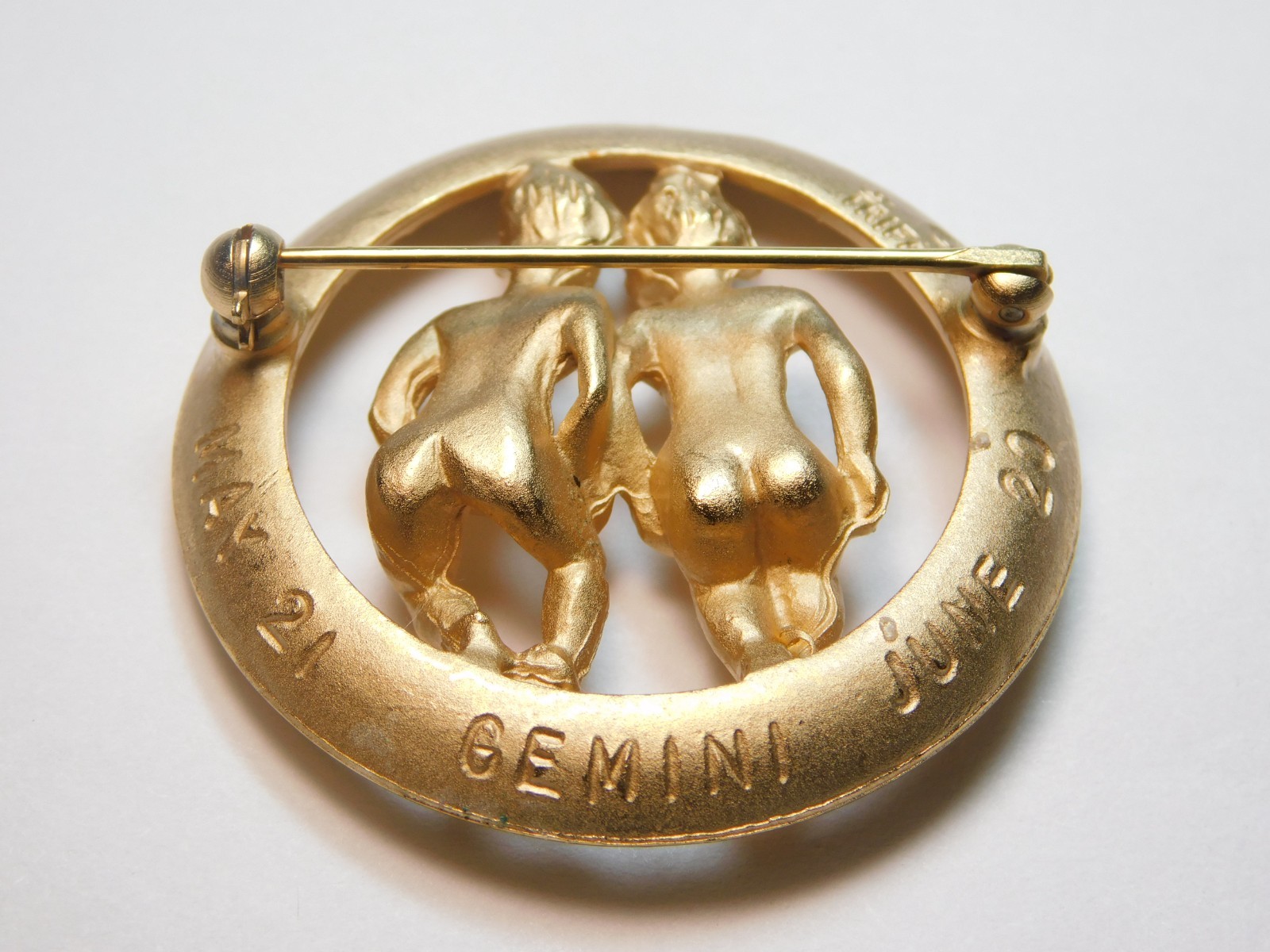 VINTAGE CROWN TRIFARI ZODIAC GEMINI GOLD TONE BROOCH MAY 21 – JUNE 20 ✨
