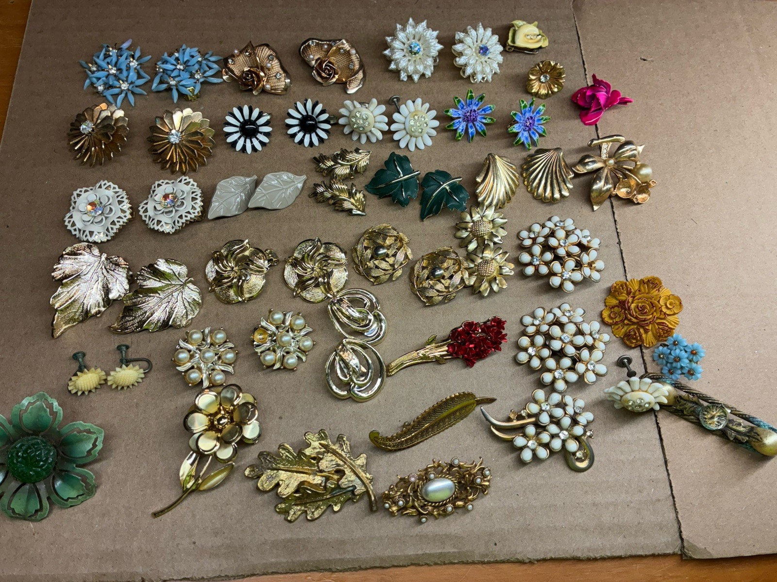 vintage flowers leaves 60’s – 80’s earrings lot brooch
