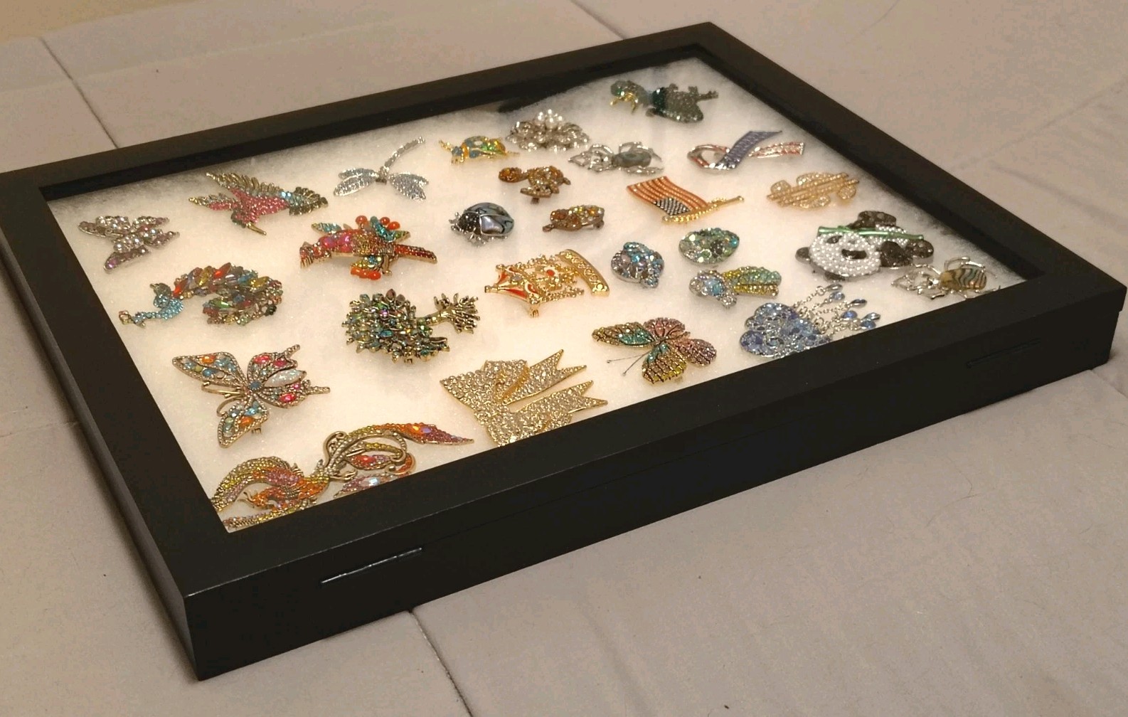 Rhinestone Brooches Lot Of 27 In Glass Front Display Case ** NEW ** ** NICE **
