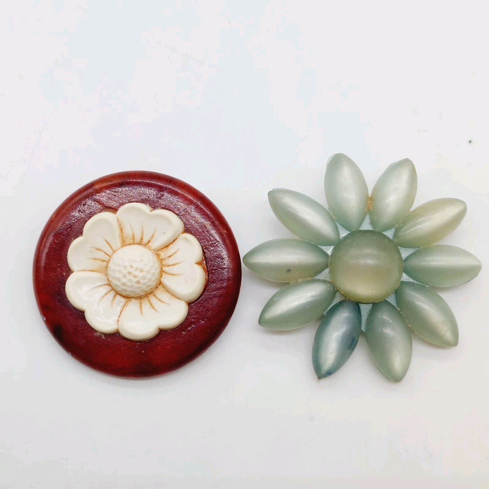 Floral Pins Brooch Plastic Brown White Round & Green Flowers Set Of 2