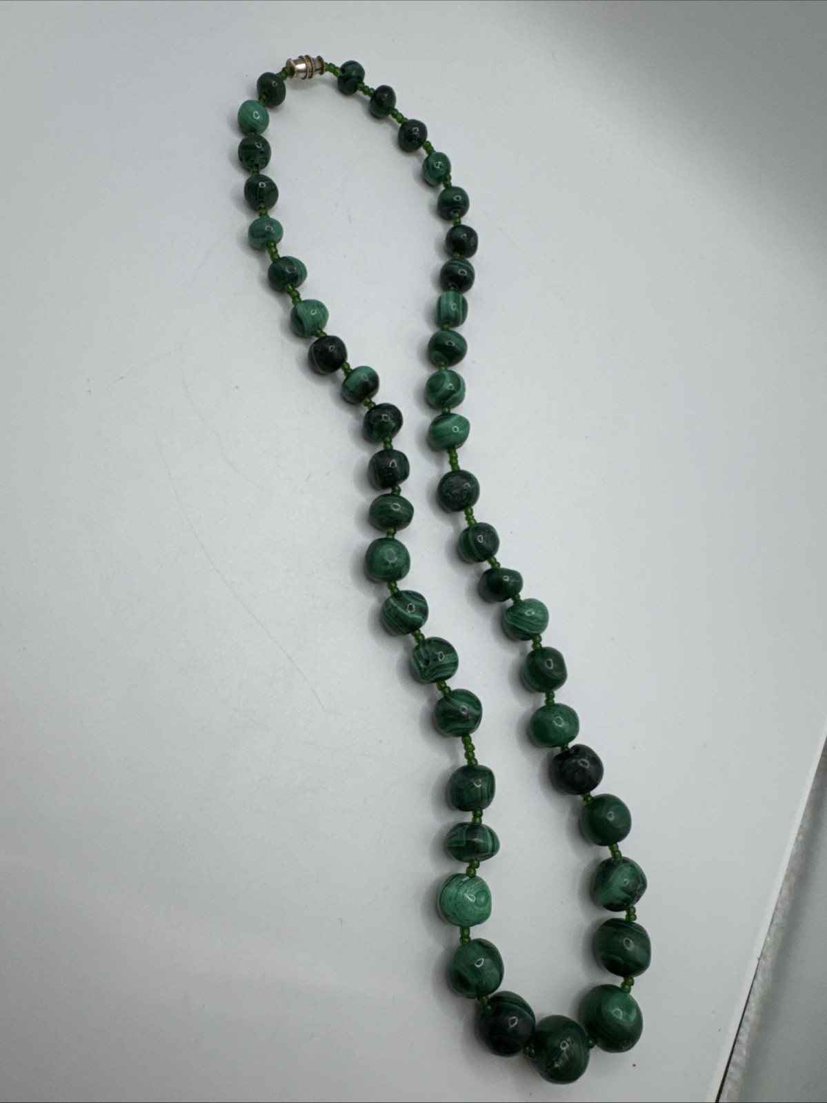 BEAUTIFUL VINTAGE GRADUATING IN SIZE MALACHITE BEADED NECKLACE 22″ INCHES