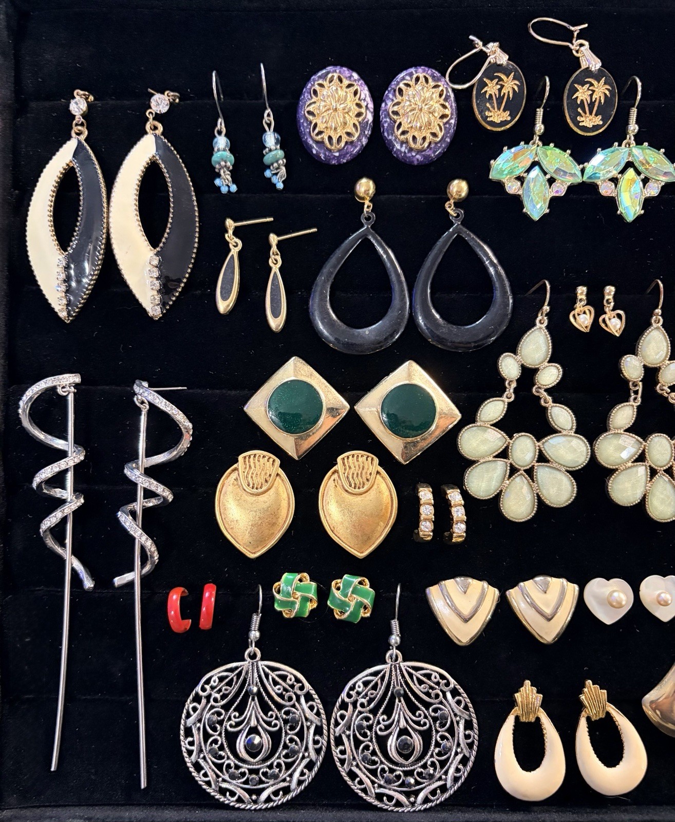 Lot Of 31 Pairs. Vintage & Mod Earrings. Estate Jewelry.