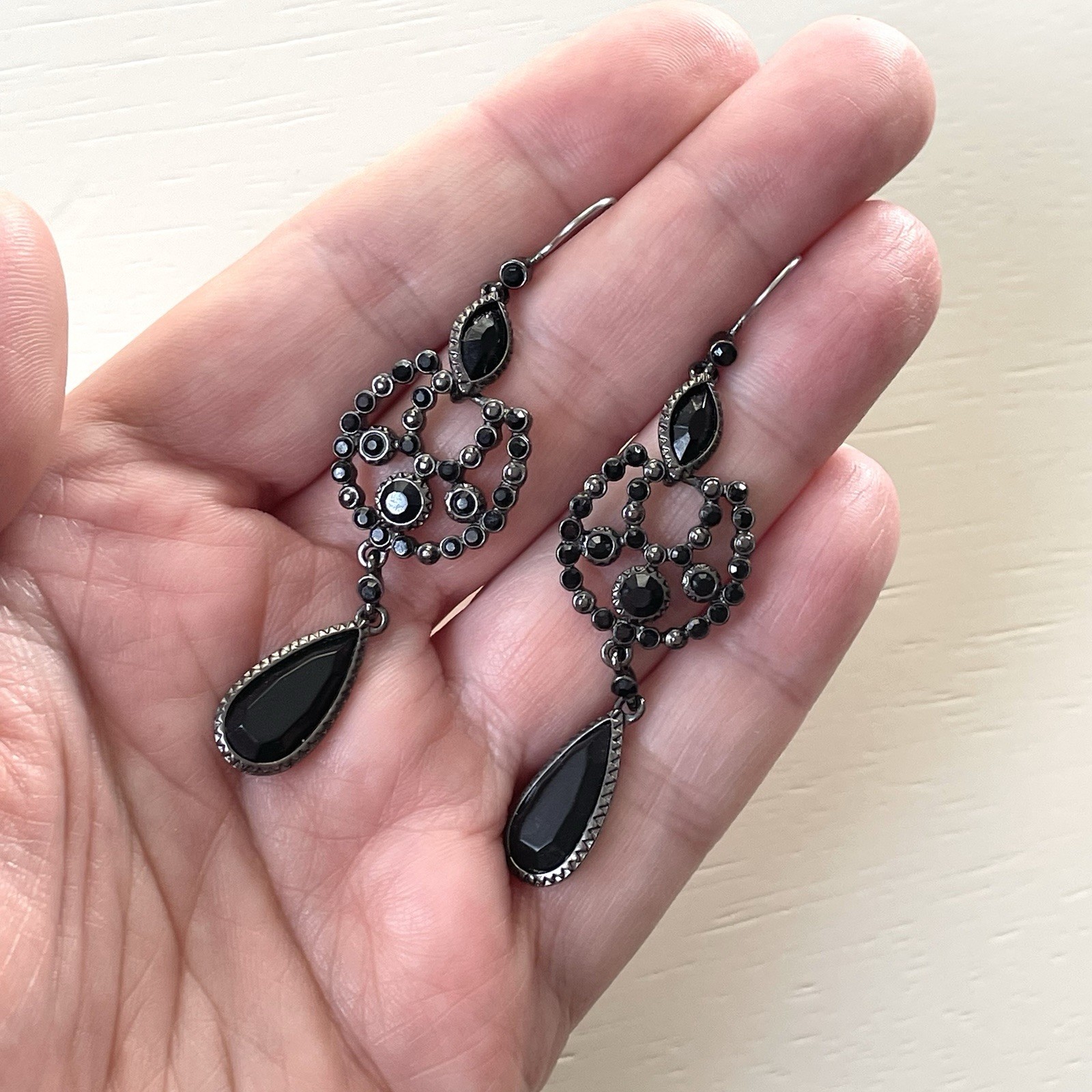 Vintage silvertone & black faceted plastic/acrylic stone dangle earrings goth