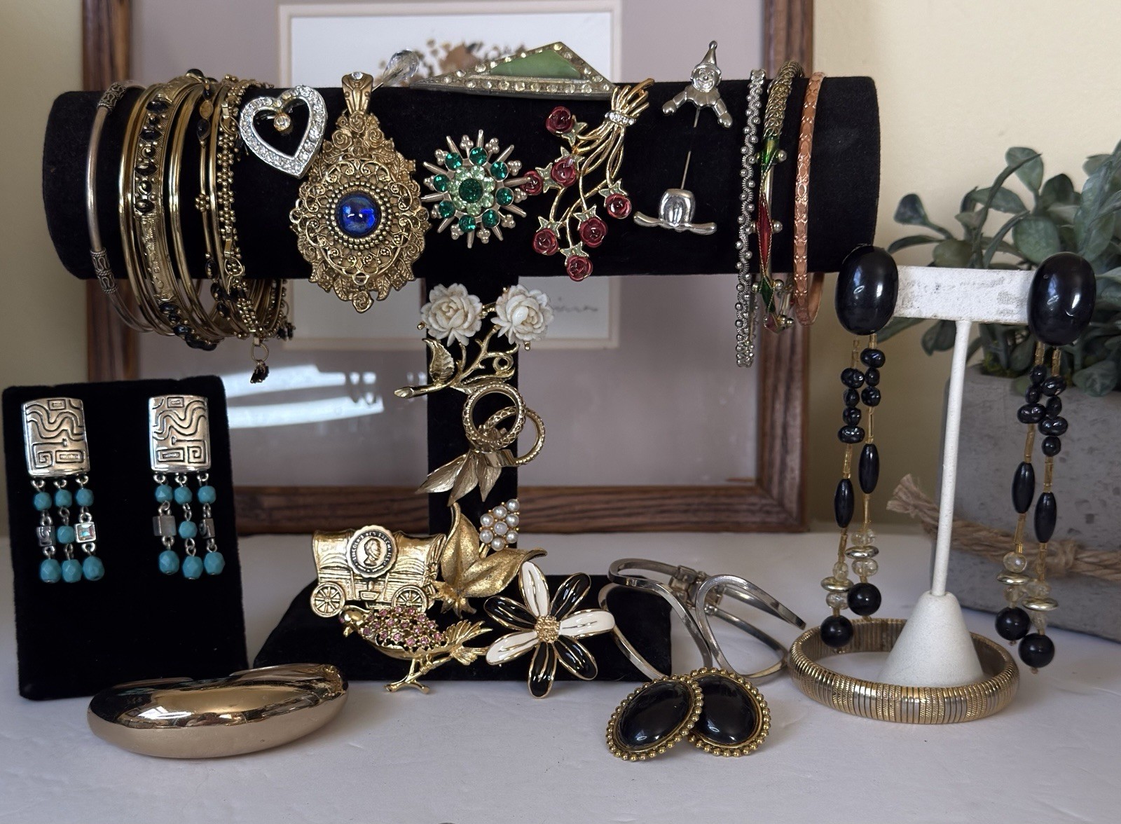 Vintage 30 Pc Costume Jewelry Lot Earrings Bracelet Brooches Rhinestone