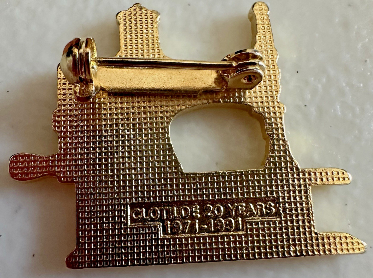 Vintage Clotilde Sewing Machine Brooch 1991 Enamel Figural Quilting Pin
