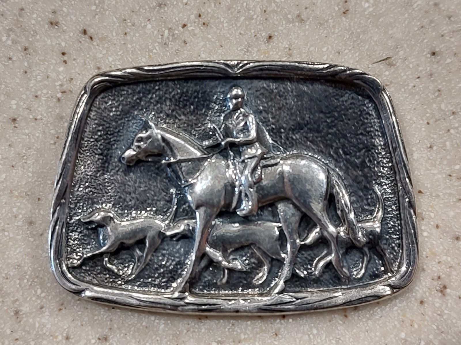 VINTAGE EQUESTRIAN STERLING SILVER HORSE RIDER DOGS FOX HUNTING SCENE BROOCH