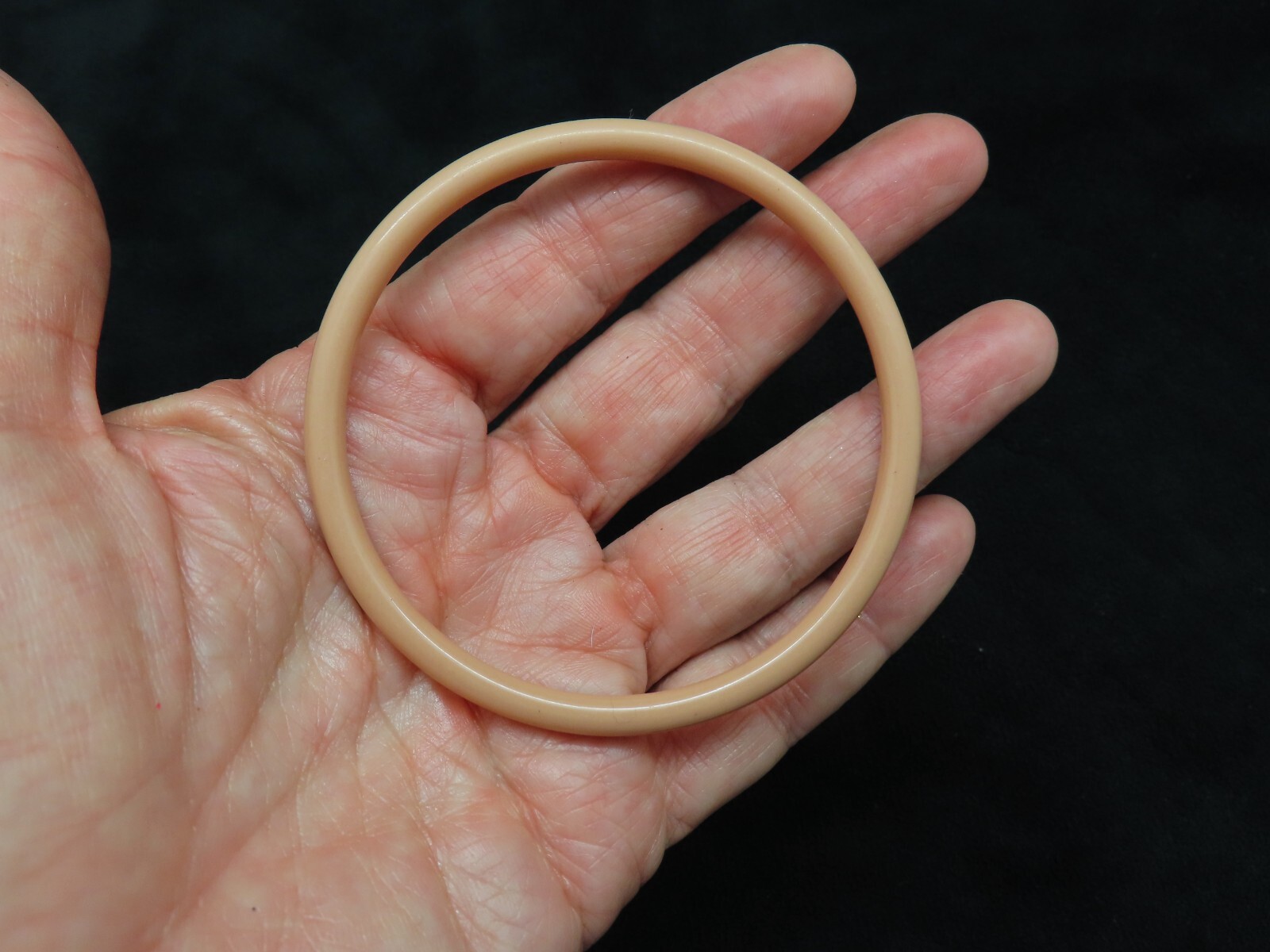 Vintage 1980’s Tan Lucite Spacer Bangle Bracelet AA