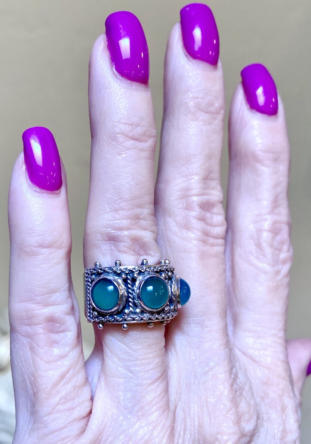 BEAUTIFUL Vintage Italian .800 Silver Green Chalcedony Ornate 3-Stone Band Ring