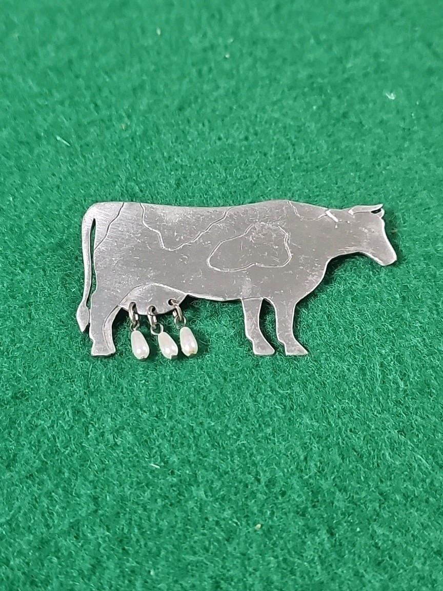Vintage JJ Jonette Signed Cow Brooch / Pearl Udder / Pewter / Pin Back / 1988