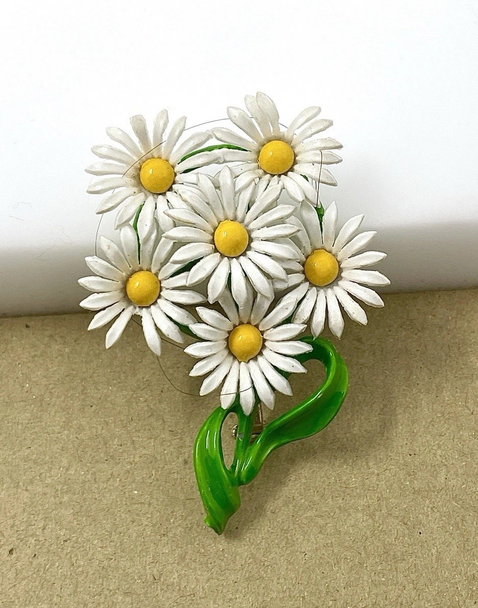 Cute vintage 60s 70s cottagecore 6 daisy dasies broach pin approximately 2 5/8”