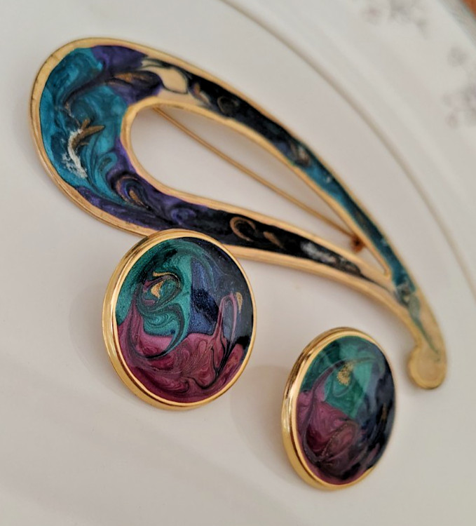 Vtg 80s Gold Tone Purple Green Navy Swirl Enamel Paisley Brooch & Earrings Set