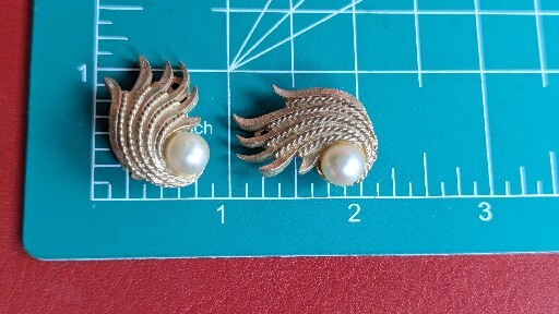 Vintage Classic KRAMER Faux Pearl Gold Tone Swirl Spray 1″ Clip Earrings