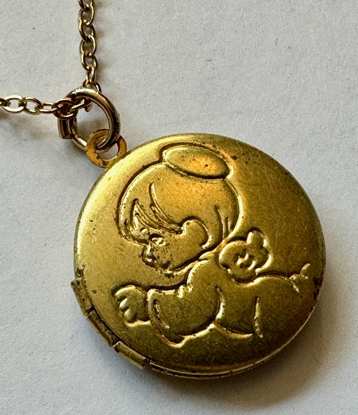 VINTAGE LOCKET ANGEL ROUND BRASS PENDANT 3/4 OF 1″ NECKLACE 18″ GOLD PLATED