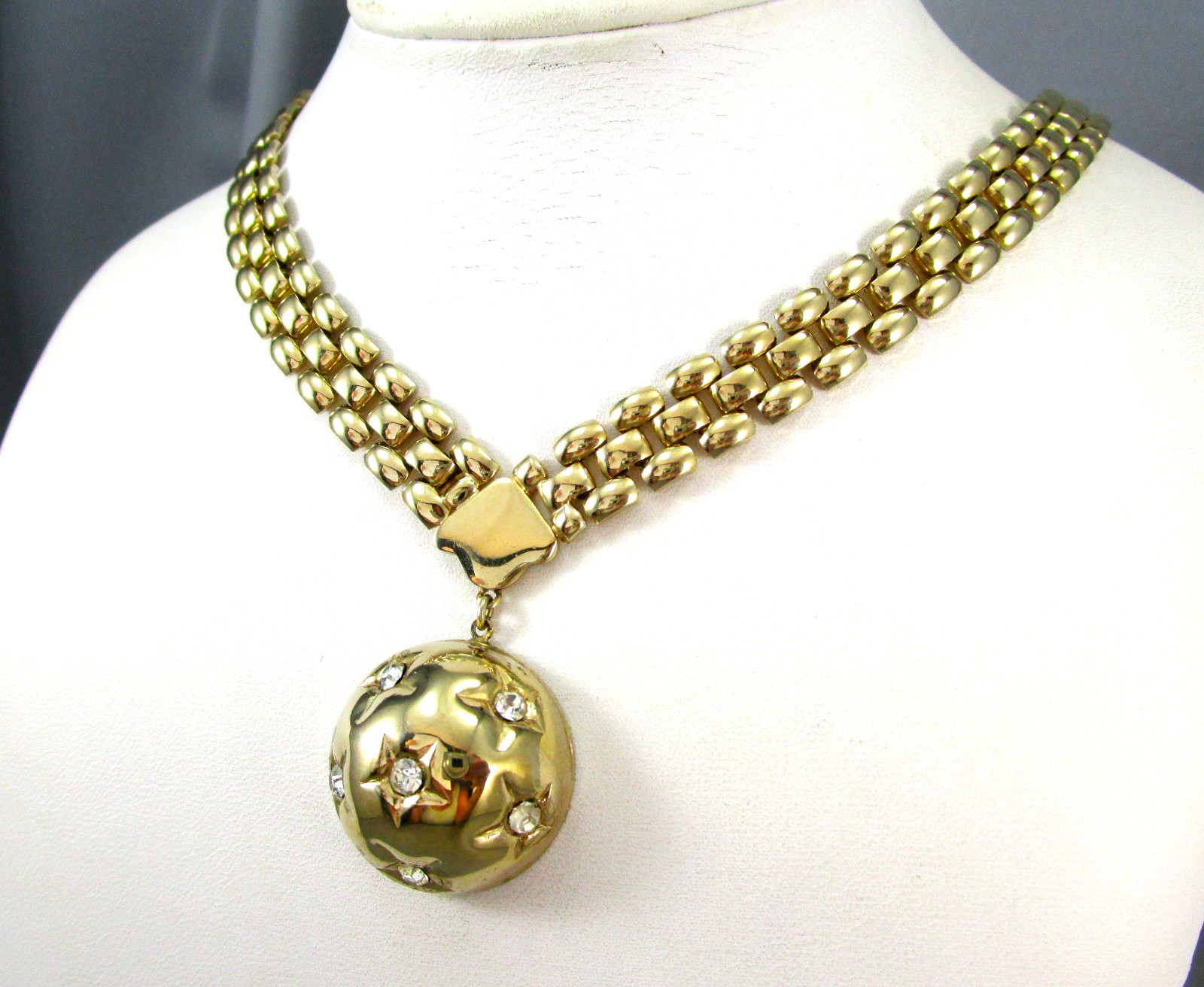 Vintage Gold Tone Basketweave Chain Dangling Round Crystal Pendant Necklace 781
