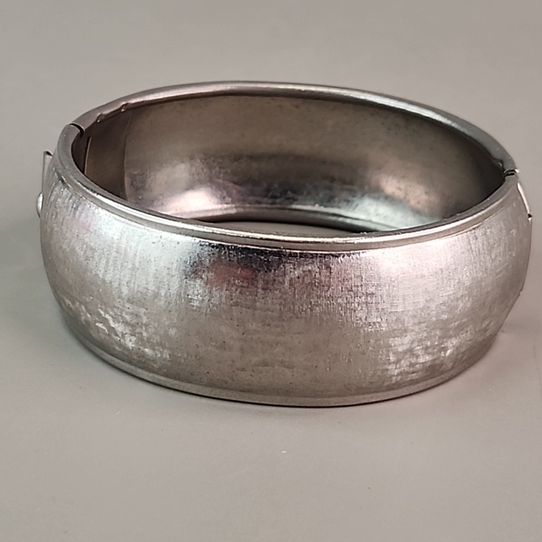 Vintage Hinged Bangle Bracelet Textured Silver Tone 22mm Wide 6.5″