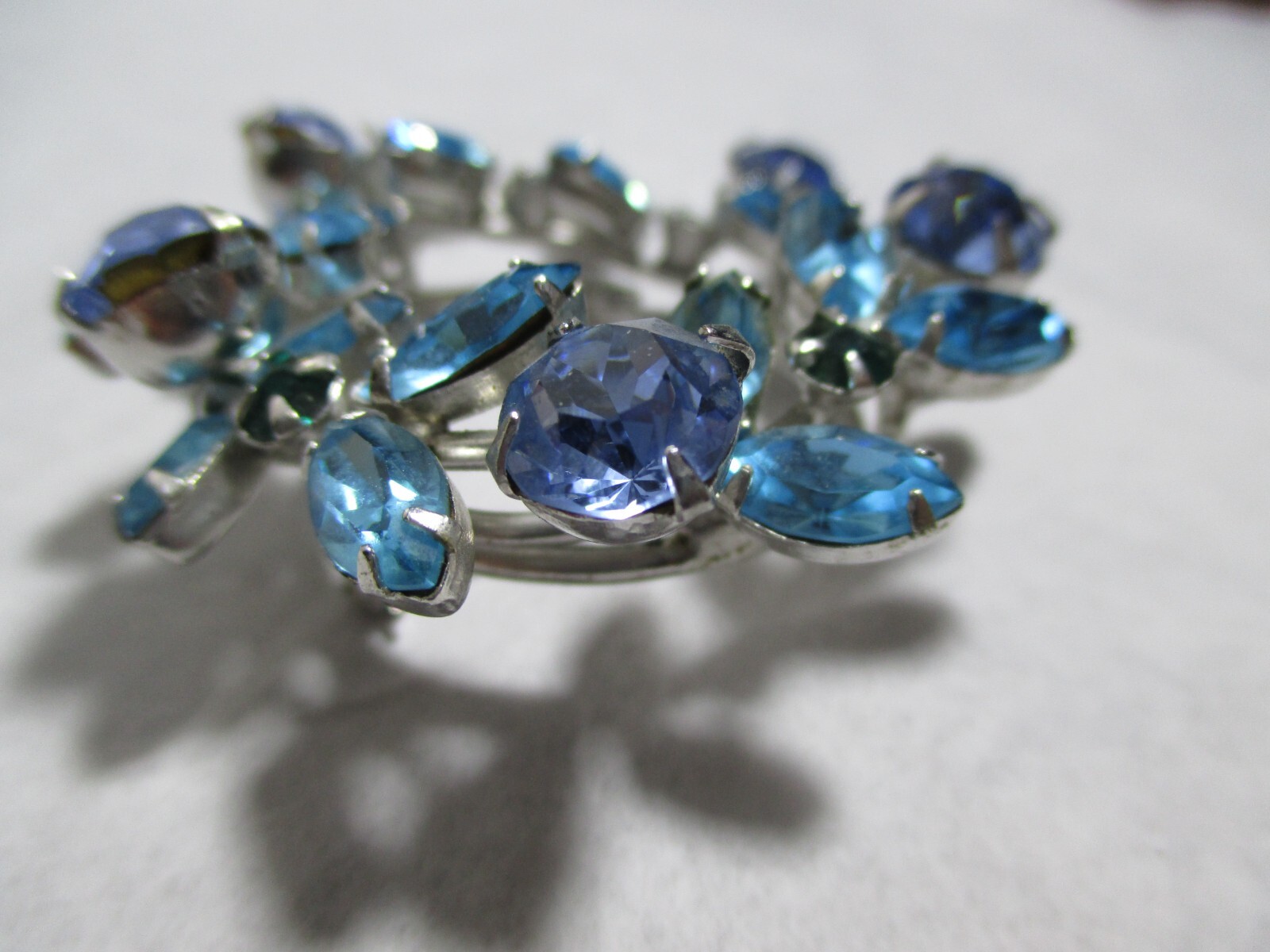 Vintage Weiss Light Blue & Teal Blue Rhinestone Round Brooch