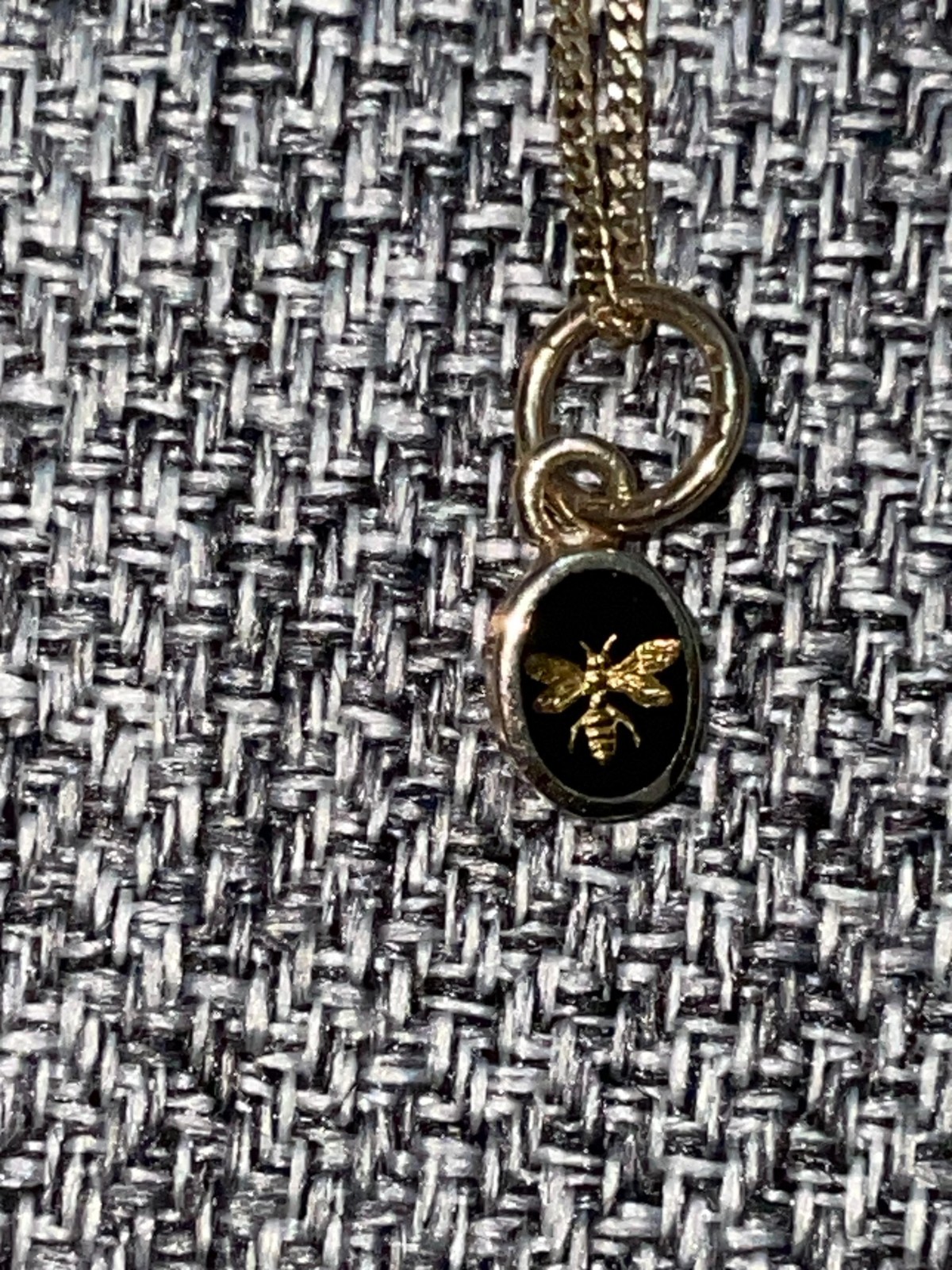Vintage necklace with bee pendant in 9 karat gold made of onyx