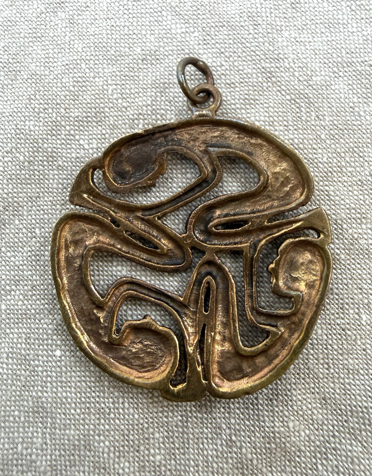 Vtg Modernist Round Pendant 3 Connected Figures People Celtic Bronze Tone