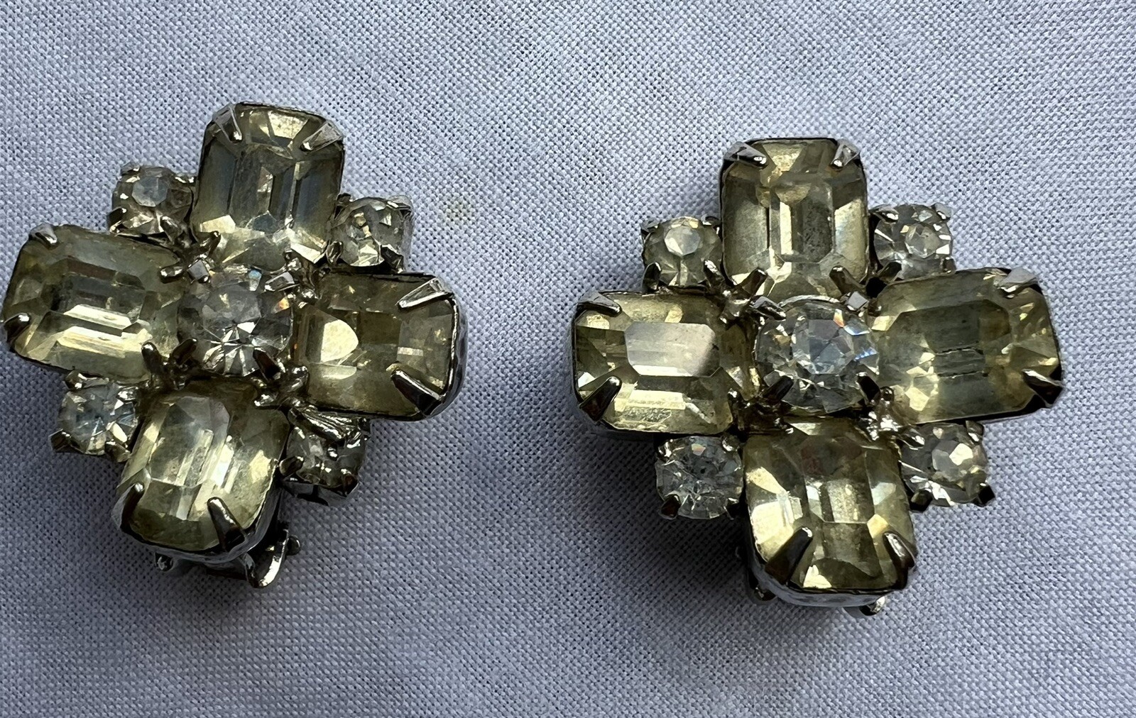 Vintage Flower Rhinestone Clip On Earrings Emerald And Round Cut Clear Prong Set
