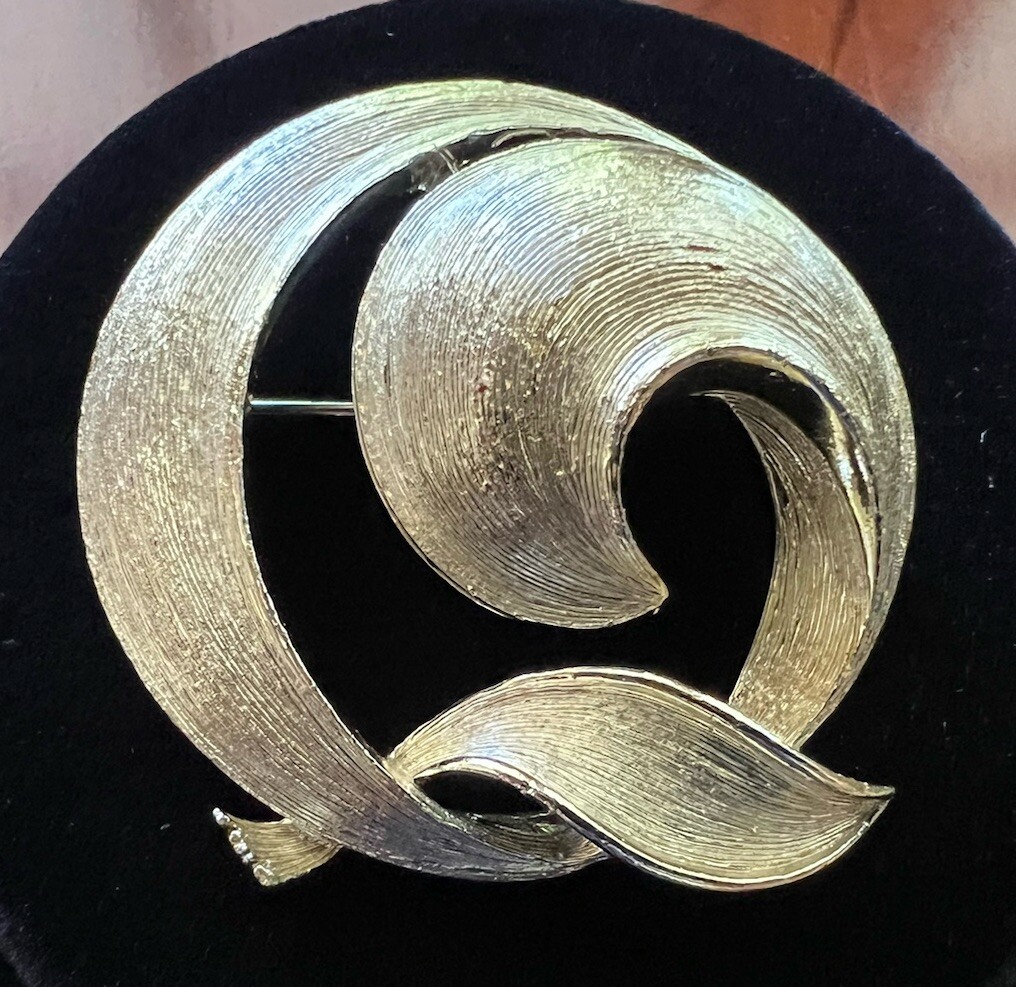 Vintage Lisner Brooch Gold Tone Geometric Swirl Ribbon Mid-Century Modern Signed