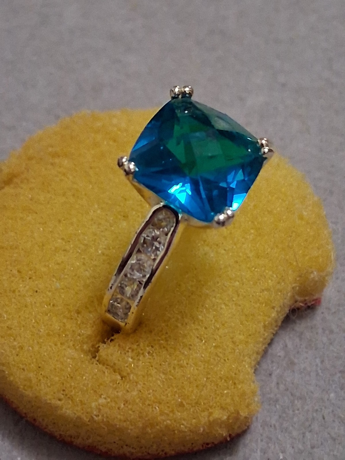 Blue cushion-cut glass stone ring w/clear stone accents, silverplate, SZ_7