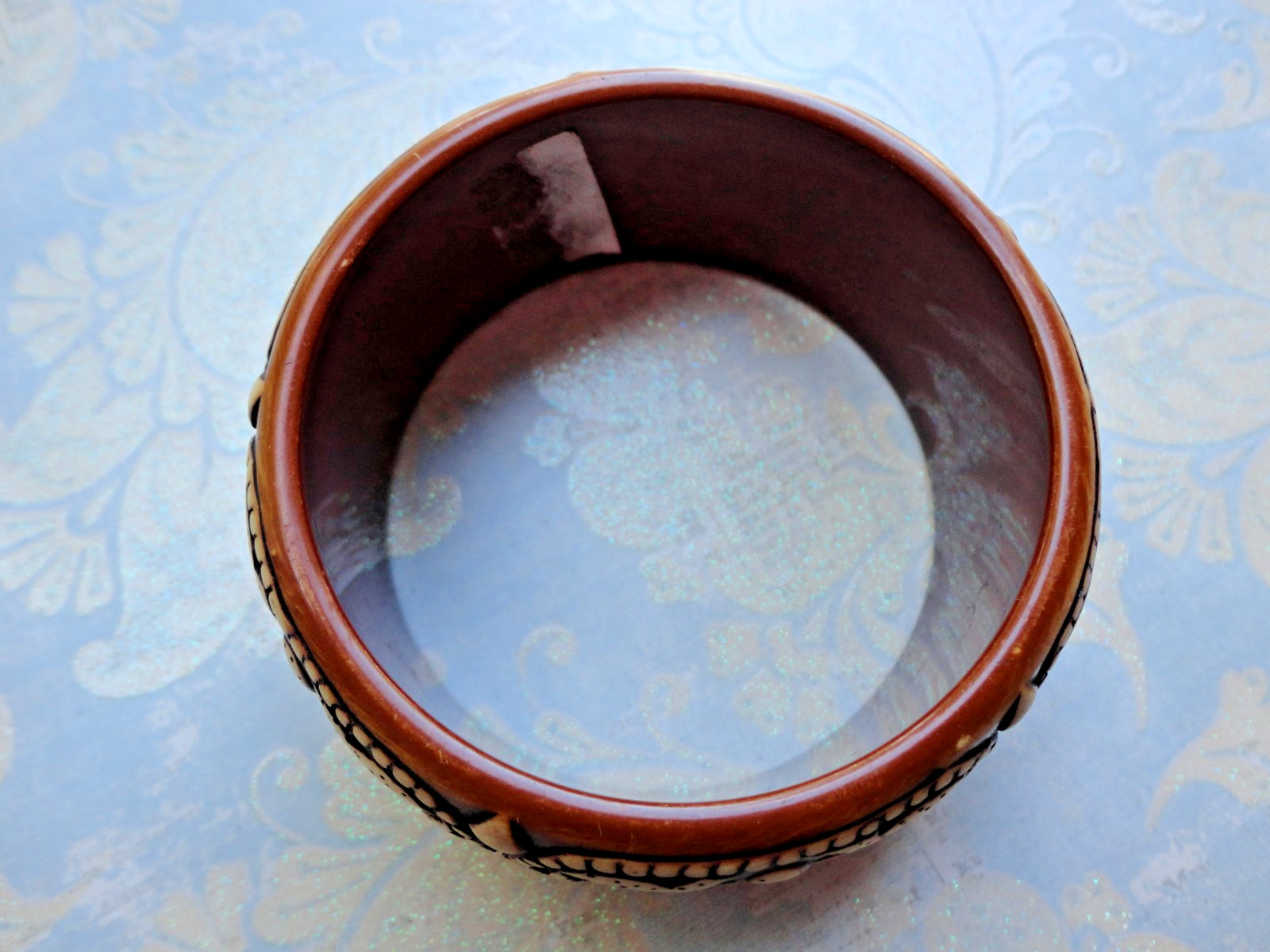 VTG ’70S ESTATE CHUNKY BROWN & CREAM CARVED LUCITE FAUX WOOD BANGLE BRACELET