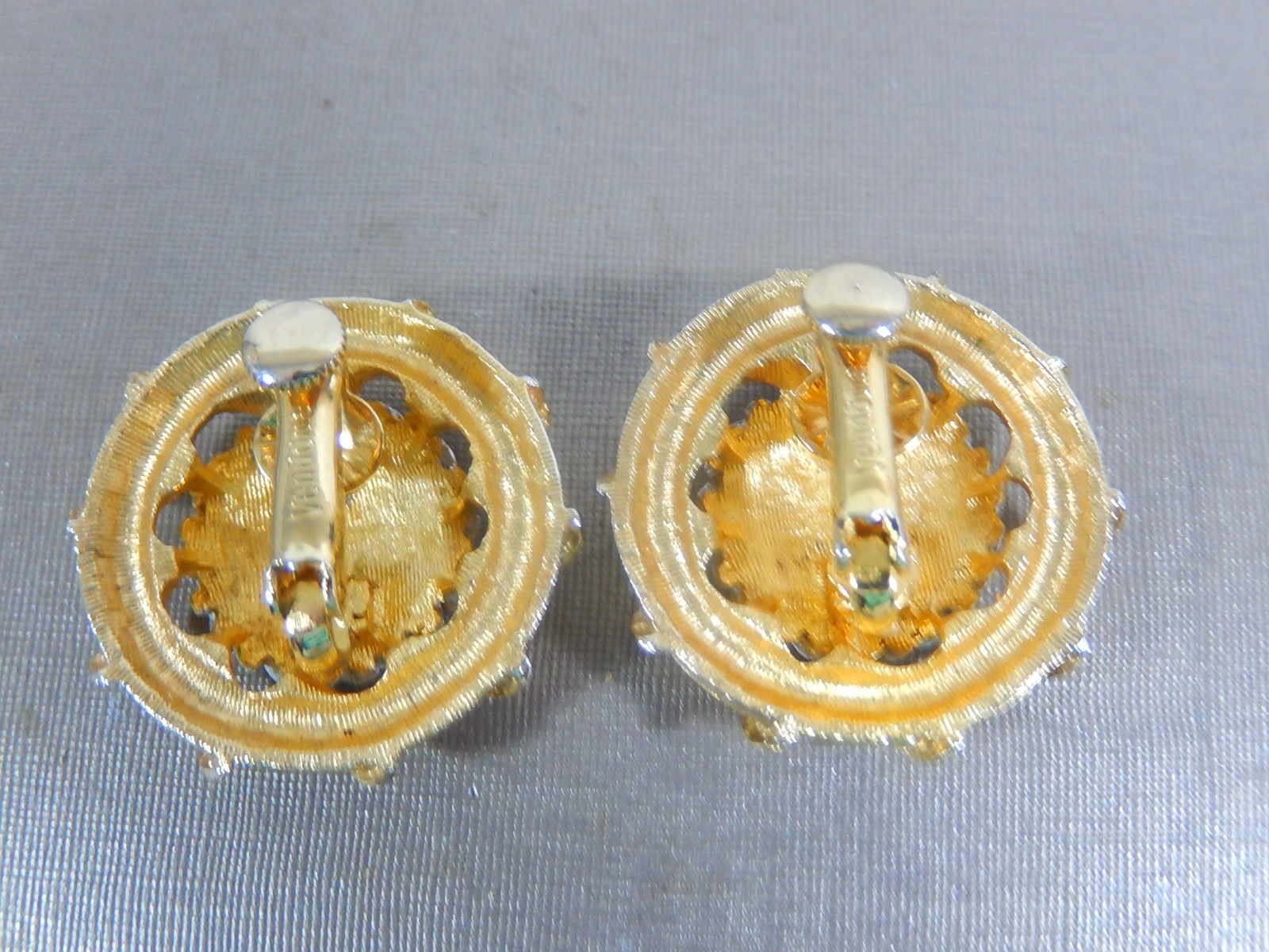 VTG SIGNED VENDOME TEXTURED 2 TONE LARGER ADJUSTABLE ELEGANT CLIP ON EARRINGS