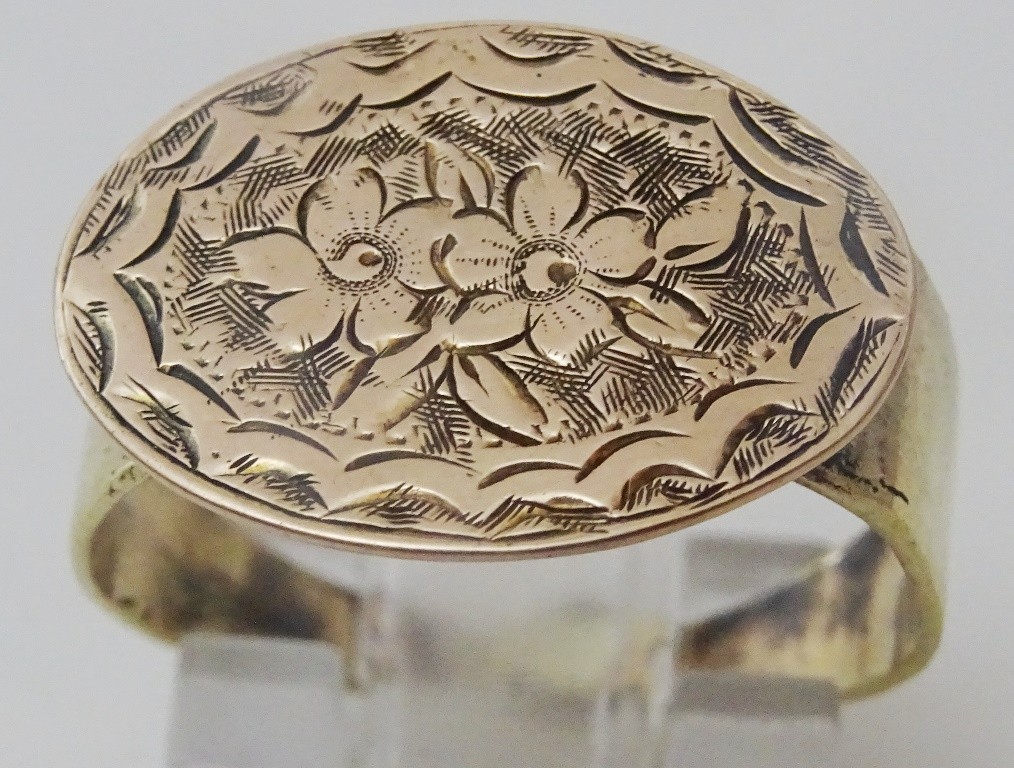 Vintage 9 karat Gold Engraved Ring