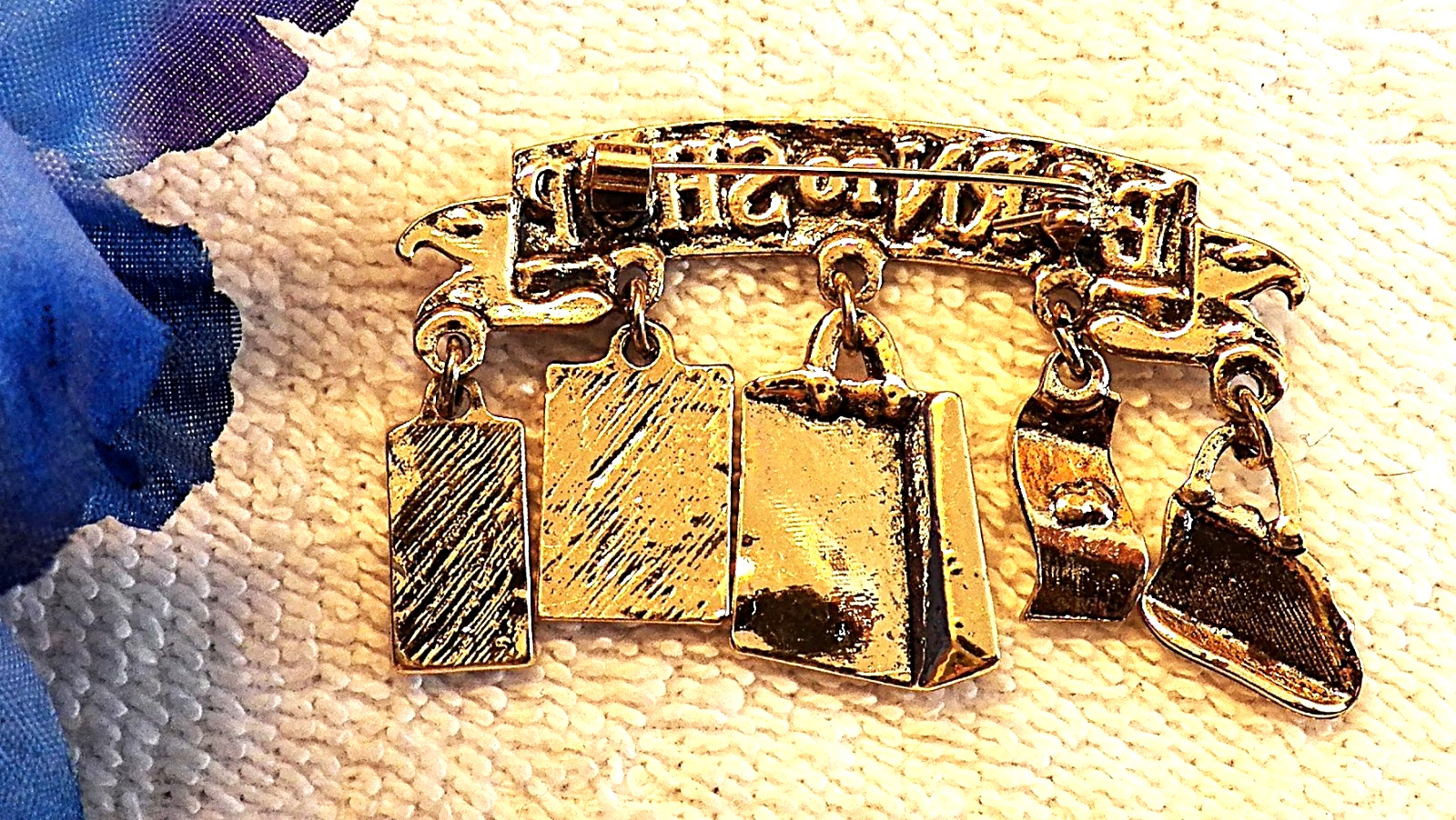 CLASSIC PIN BROOCH “BORN TO SHOP” SALE GIFT GOODY BAG MALL STORE GOLD TONE M6