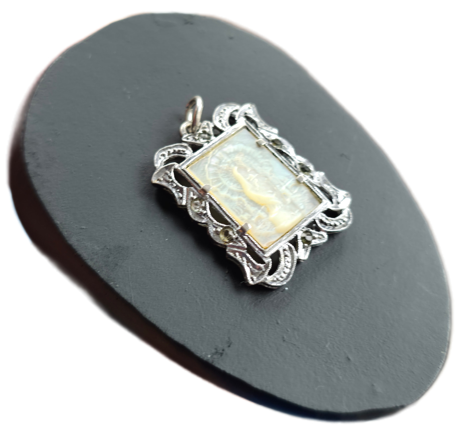 Religious Pendant Medal – Hand-Carved Virgin Mary in Mother-of-Pearl & Silver