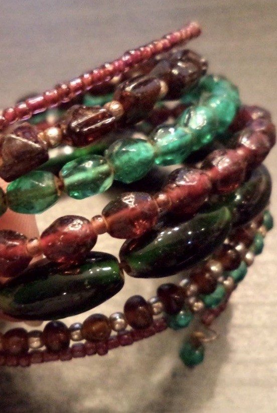 STUNNING VINTAGE ESTATE MULTI STRAND GREEN BURGUNDY GLASS BEADED WRAP BRACELET!
