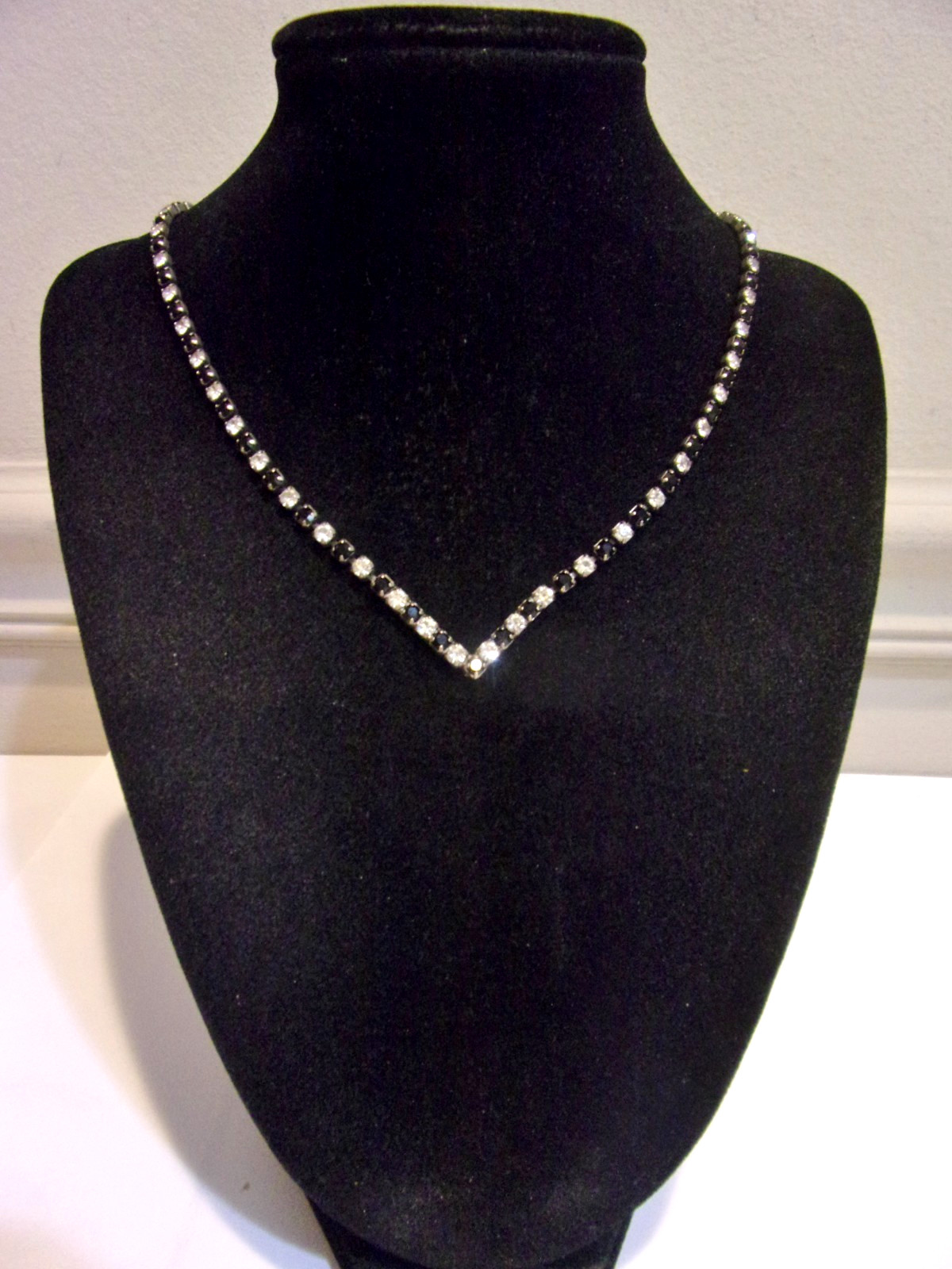 Vtg Black & Clear Crystals,Prong Set Silver, Tone Metal V Design 16″ L Necklace