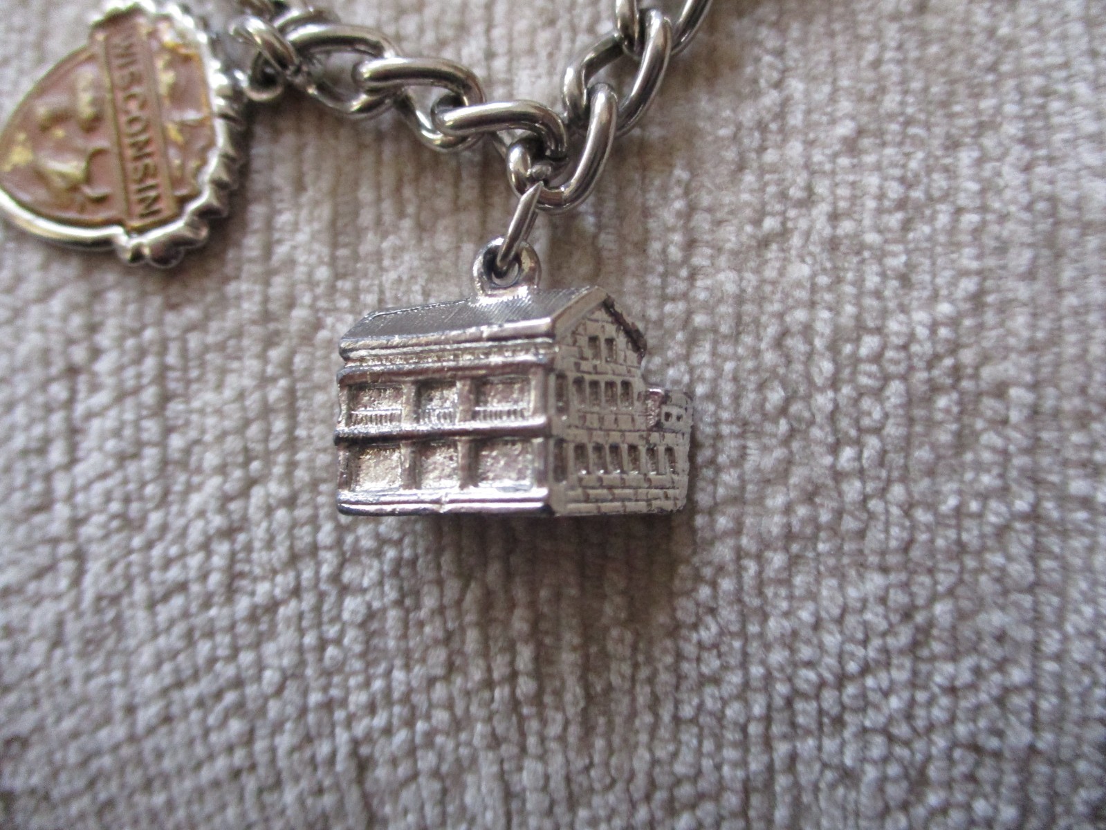 Vintage Silvertone Dangle Bracelet Wisconsin Seal and Buildings