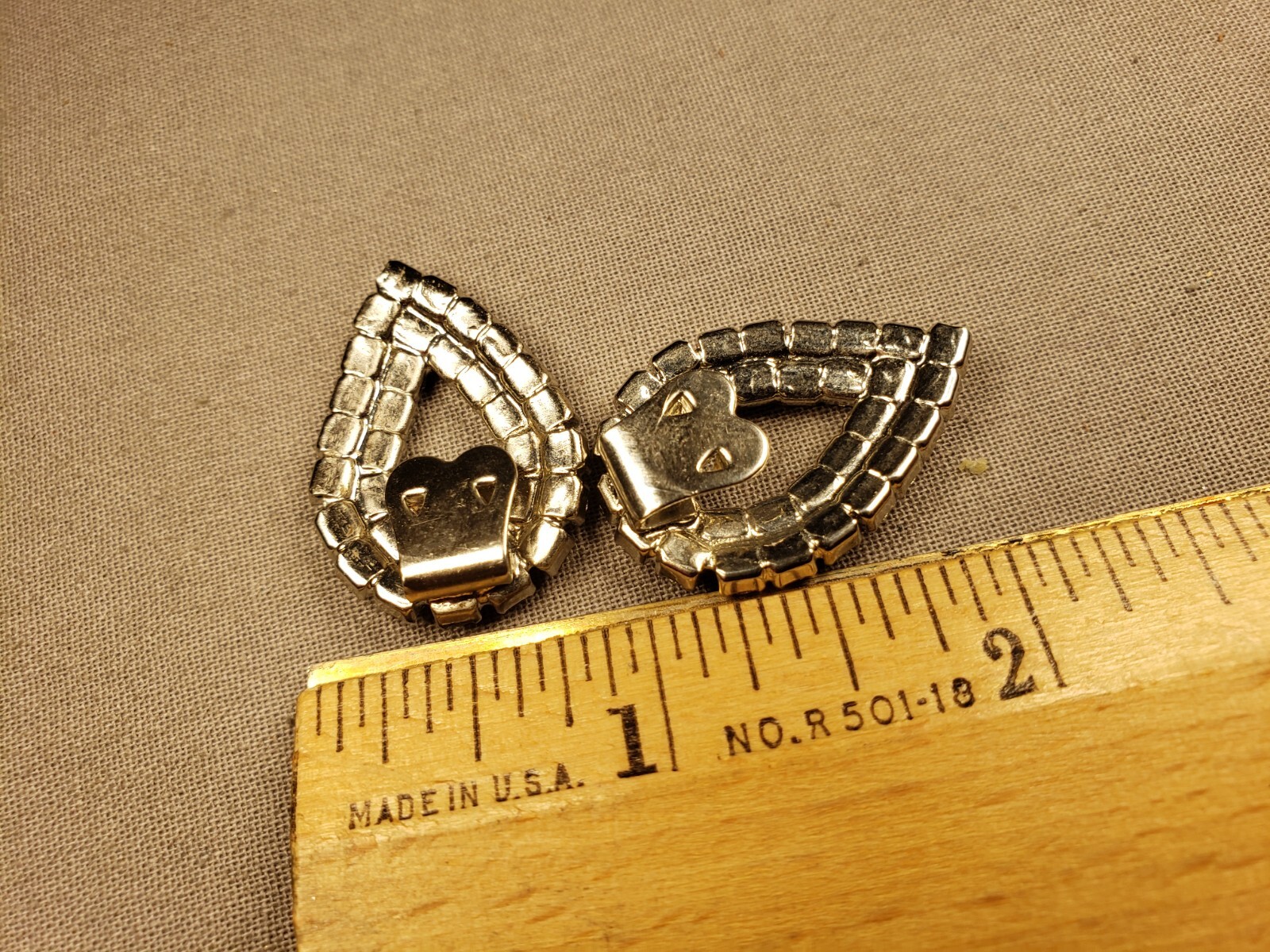 VINTAGE PRONG SET RHINESTONE TEARDROP METAL SHOE, SCARF CLOTHING CLIPS A53