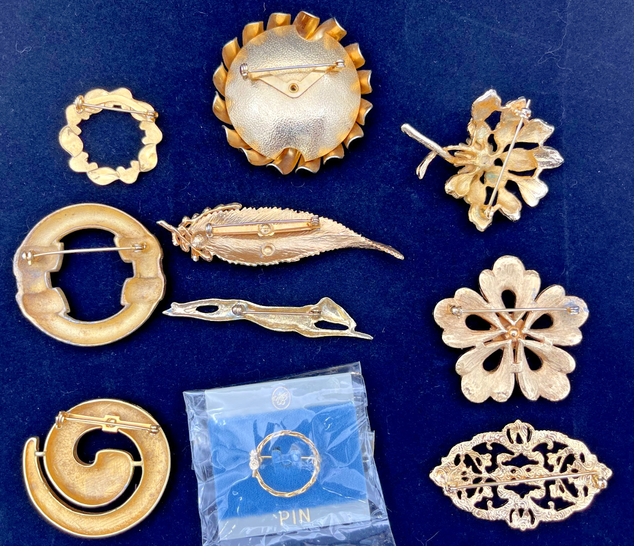 Lot Vintage Brooch and pin Gold Tone Collection Unmarked 60s, 70s or 80s