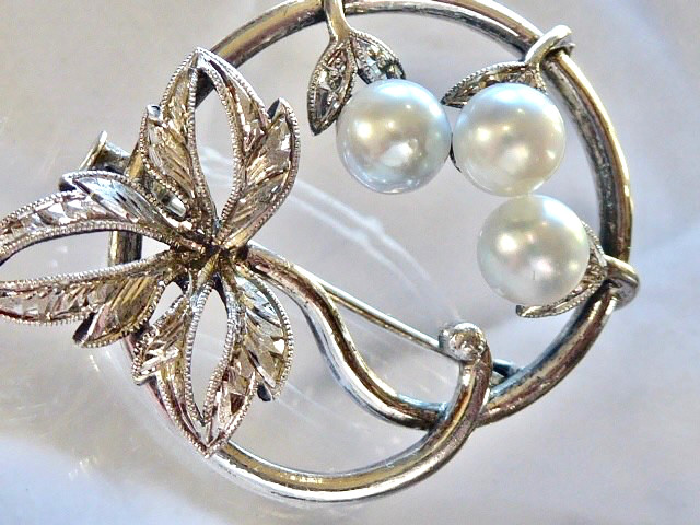 MIKIMOTO SIGNED VINTAGE BRIGHT CLEAN (3) 6 MM CULTURED AKOYA PEARLS STERLING PIN