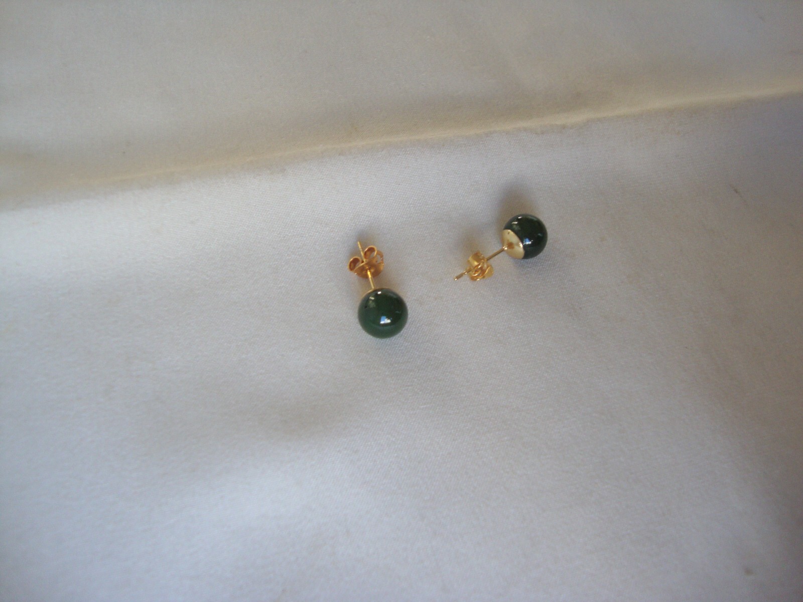 VINTAGE CLASSIC CHINESE 8MM GREEN JADE BALL YELLOW GOLD PLATED STUD EARRINGS