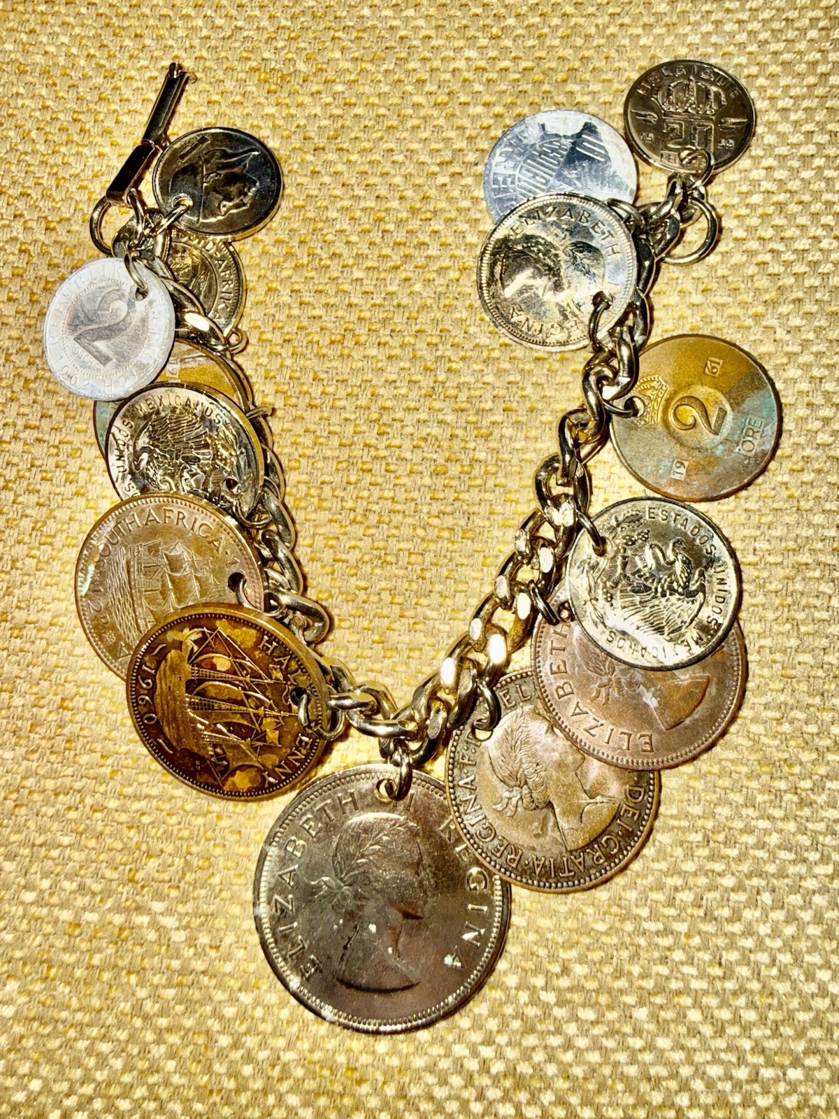 1 Vintage Foreign Coin Charm Bracelet With 15 Vintage Coins