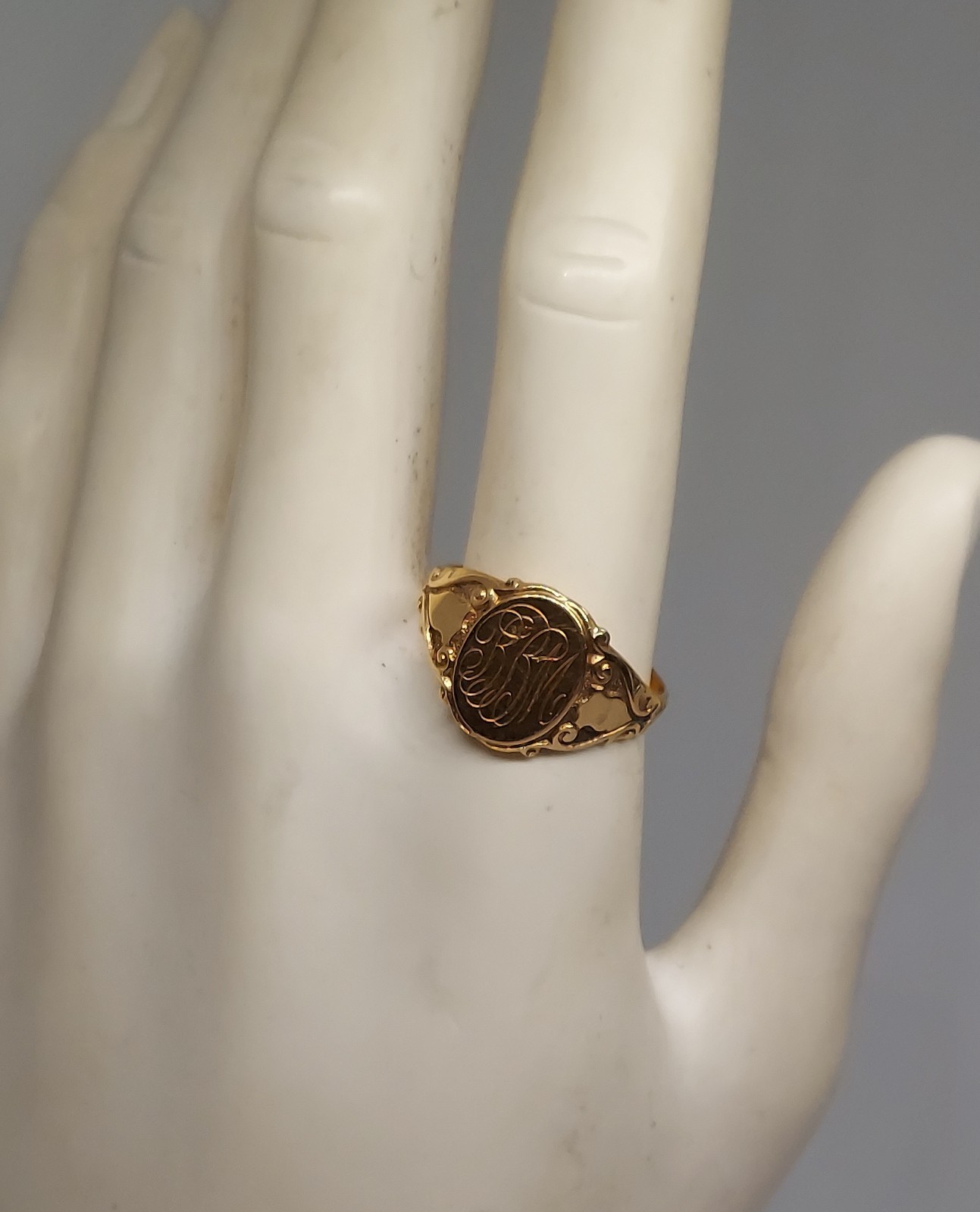 vintage ladies Victorian 14K yellow Gold Signet Ring antique size 9