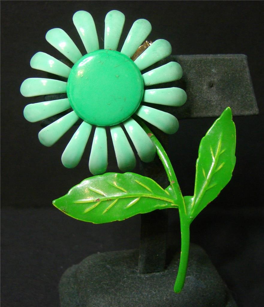 Vintage Retro Mod 60’s Shades of Green Enamel Metal Curved Petal Daisy Flower Pi