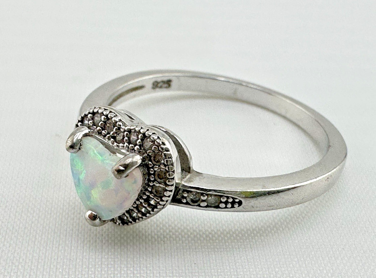 Vintage Sterling Silver Glowing Iridescent Center Heart Shaped Stone Ring Sz 8