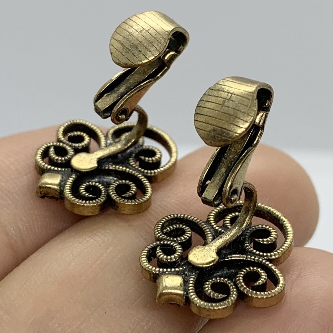 VTG RED GRIPOIX GLASS CABOCHON GOLD FILIGREE NOUVEAU EARRINGS CLIP-ON 5/8”