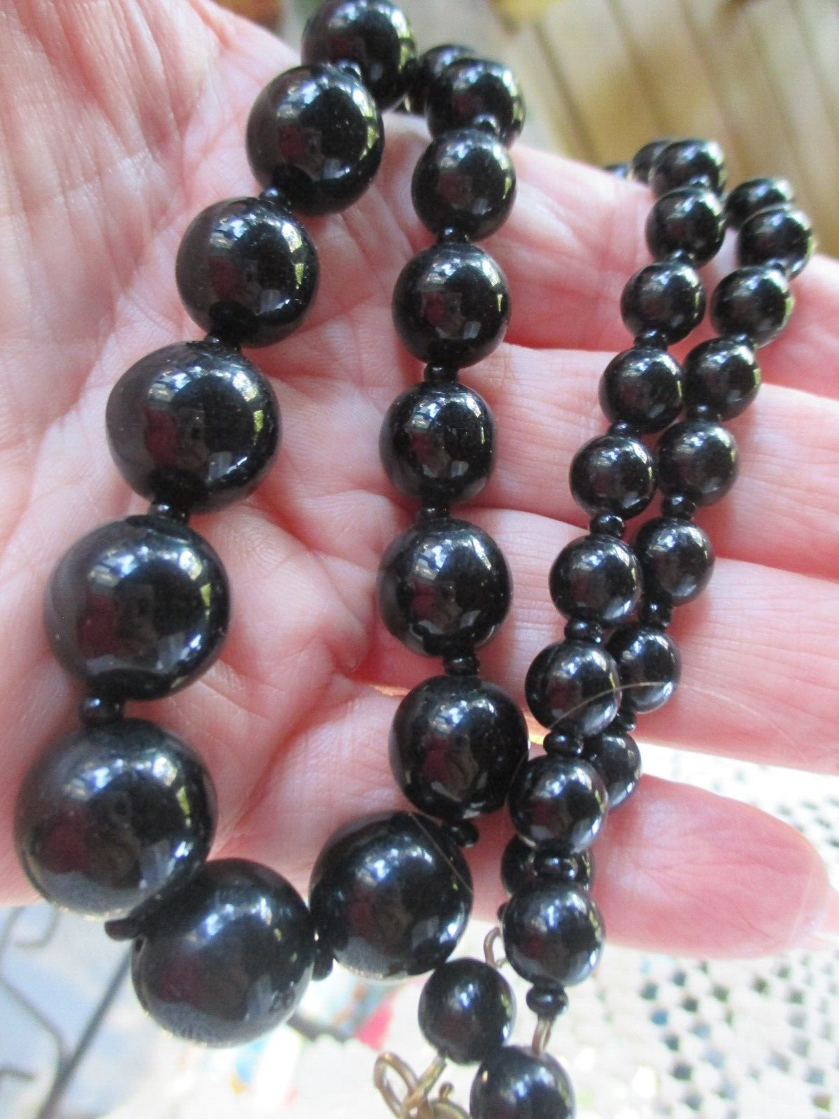 SINGLE 24″ STRAND INDIVIDUALLY HAND KNOT GRADUATED BLACK GLASS BEADS VINTAGE USA