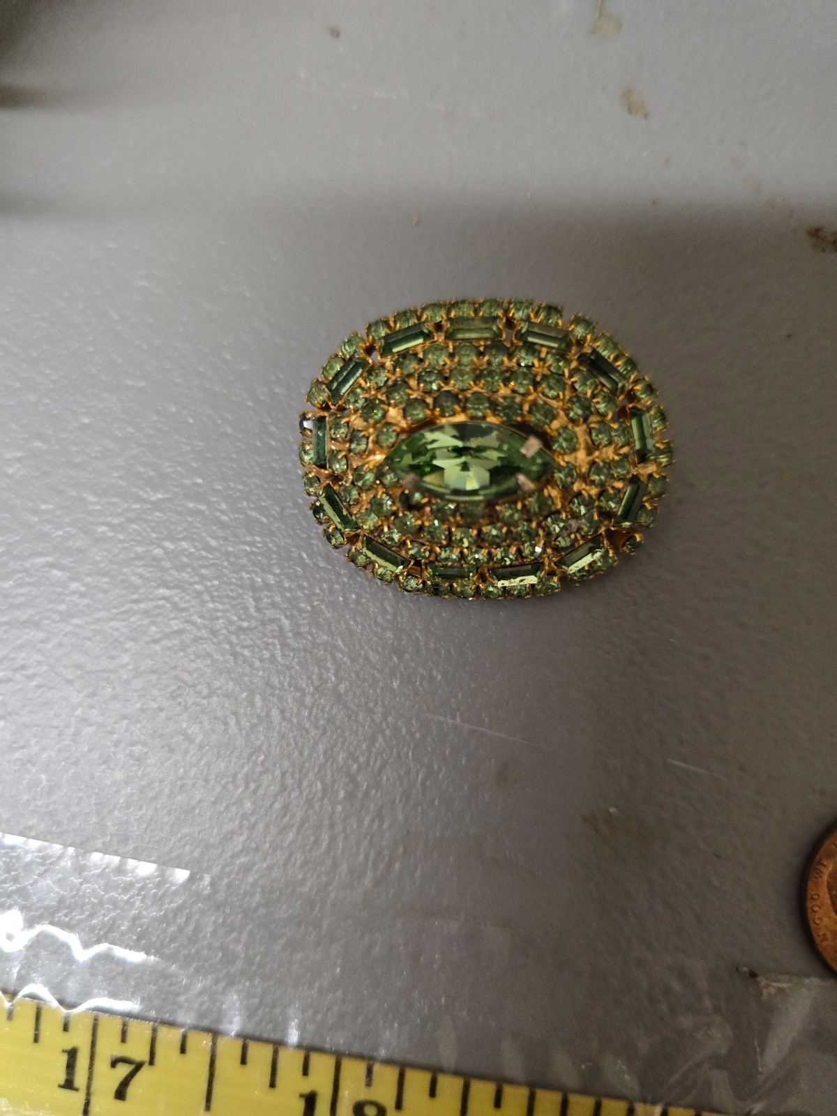 LOVELY LIME GREEN PRONG SET BEAUTIFUL PIN